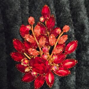 Gorgeous Vintage Unsigned Red Rhinestone Brooch